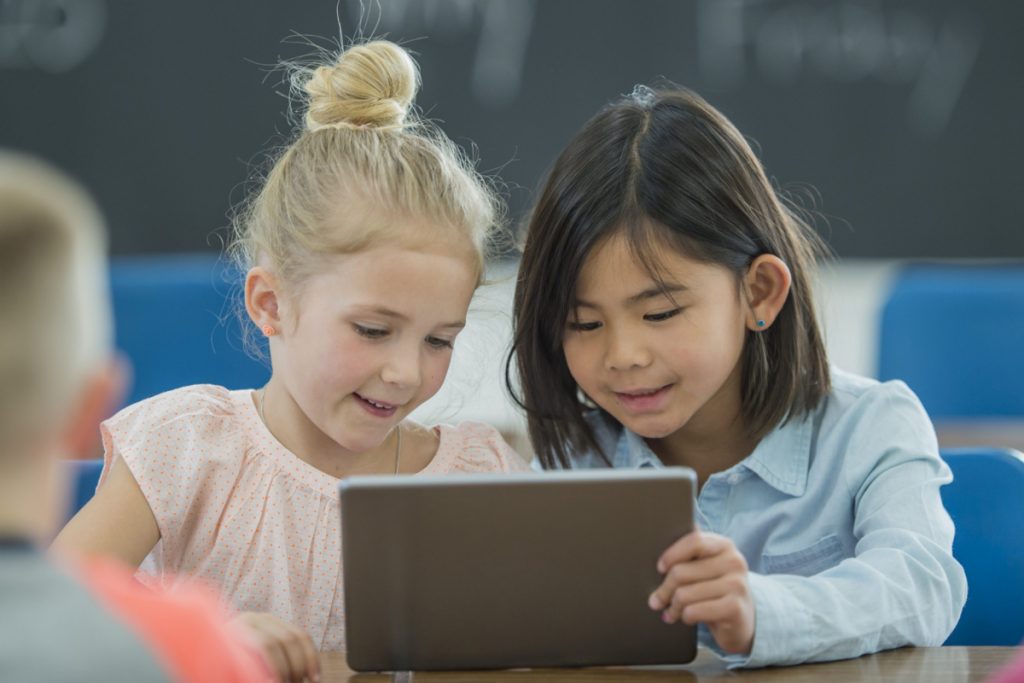 Gemeinsames Lernen in der Grundschule mit einem digitalen Tablet